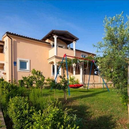 Spacious Apartment With Parking&Garden Marčana Екстериор снимка