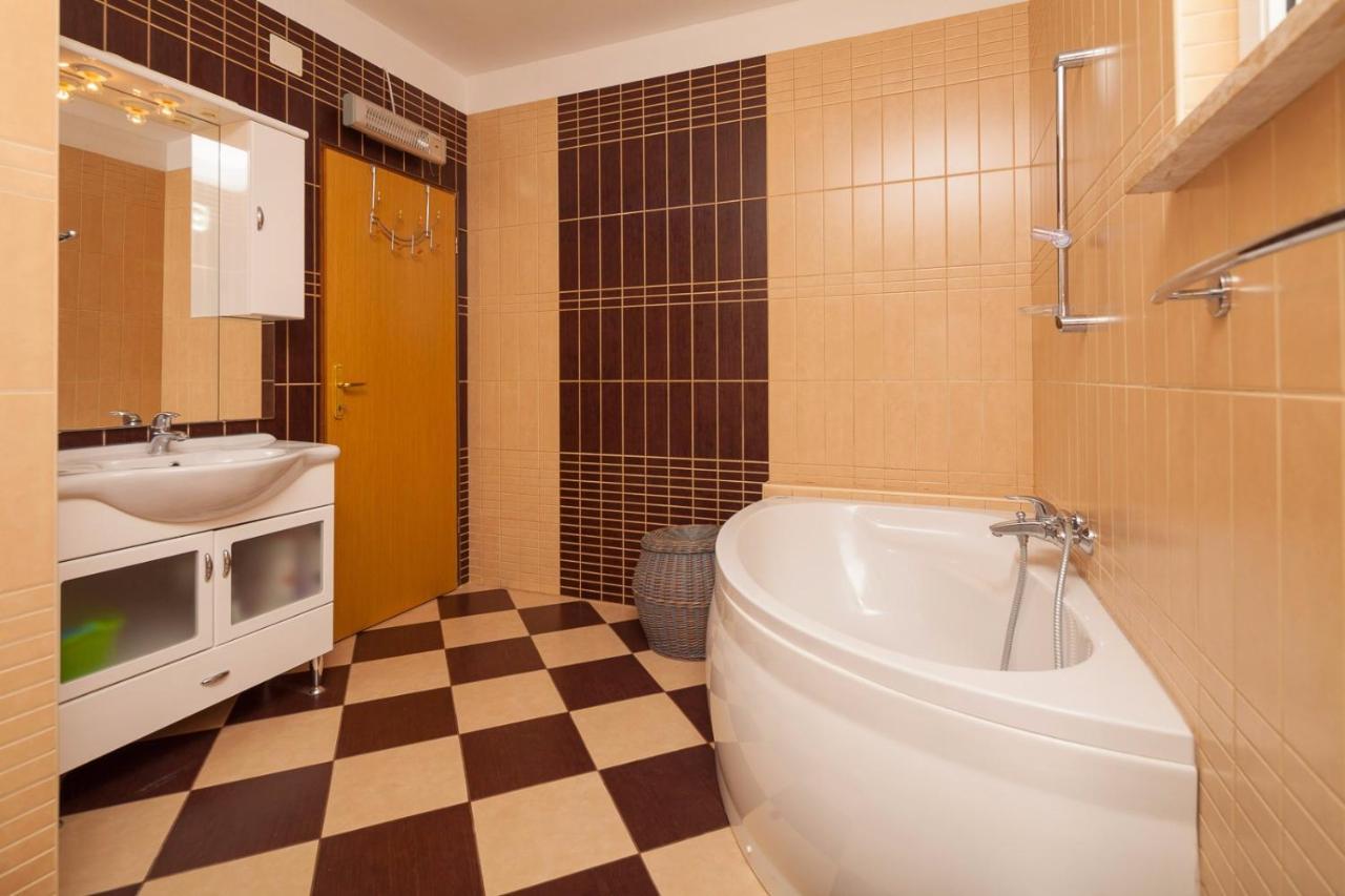 Spacious Apartment With Parking&Garden Marčana Екстериор снимка