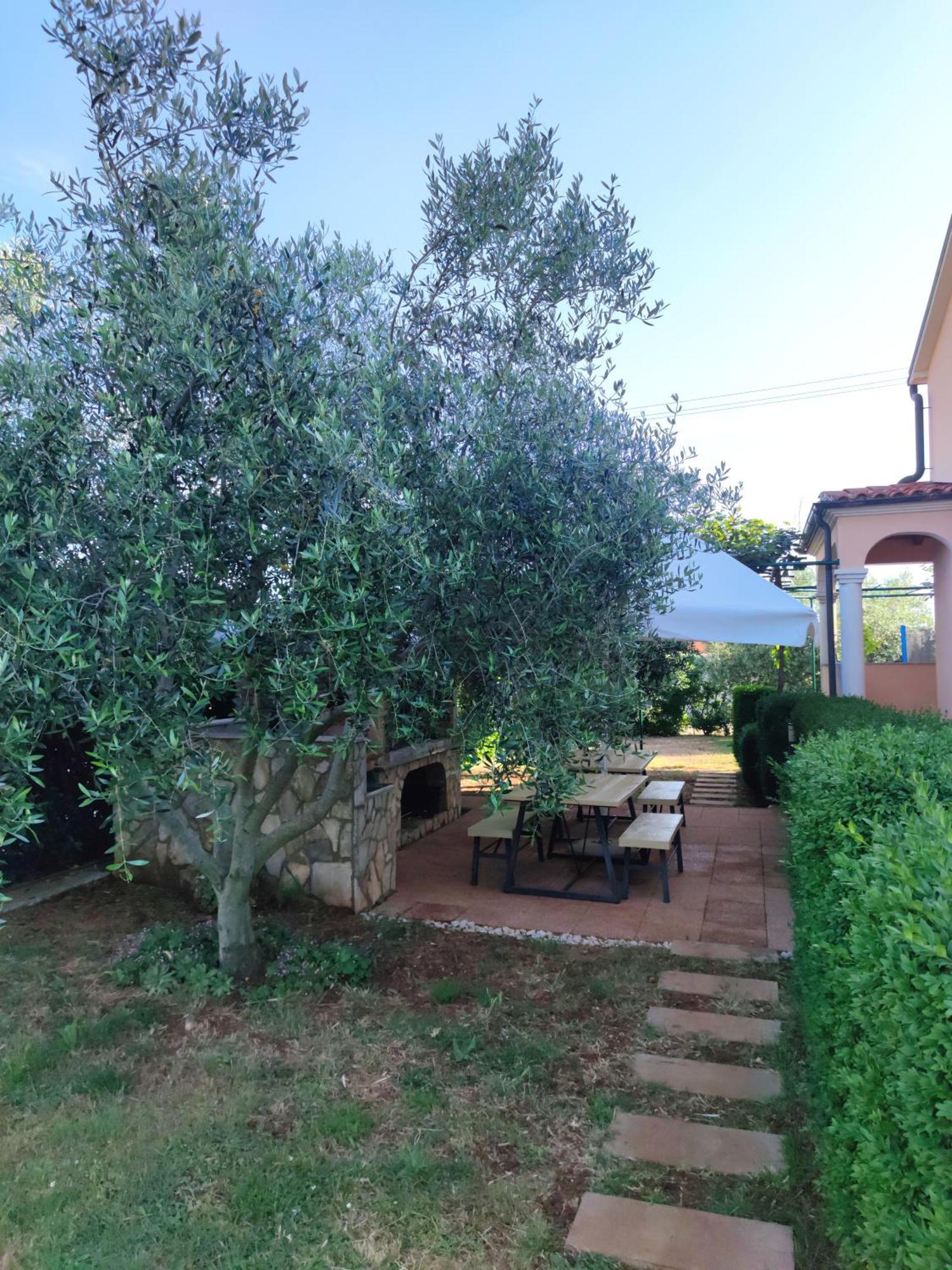 Spacious Apartment With Parking&Garden Marčana Стая снимка